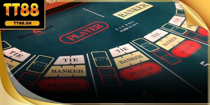 Điểm khác biệt của baccarat online so với các game bài khác là người chơi không có quyền quyết định đánh hay rút thêm bài. 